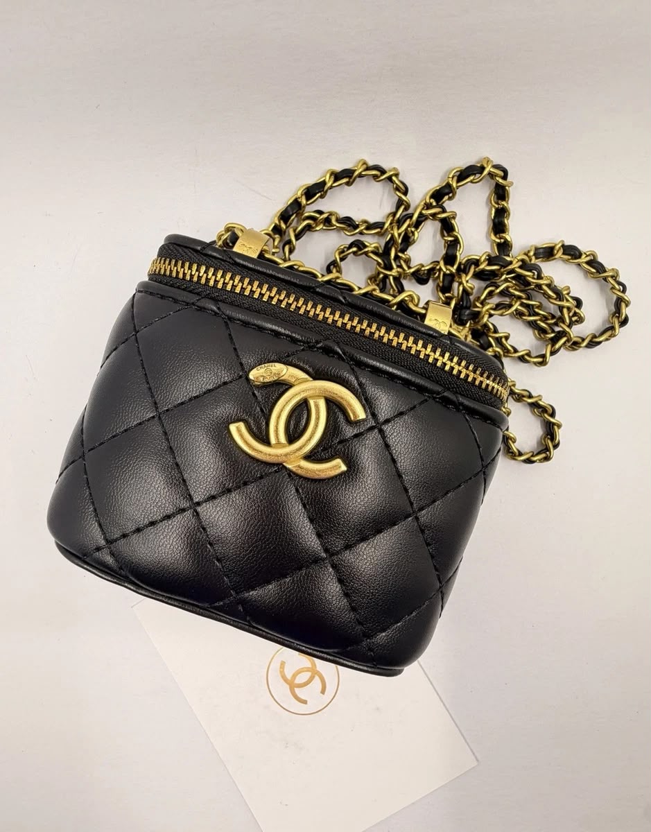 CHANEL Small Vanity With Chain In Shiny Calfskin Black