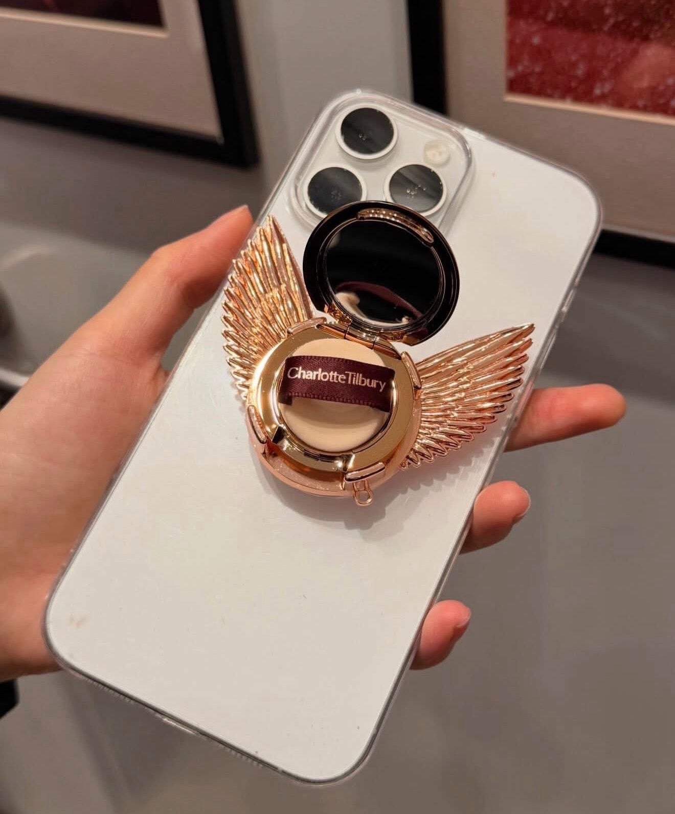 Charlotte Tilbury Winged Compact | Accesorio para movil