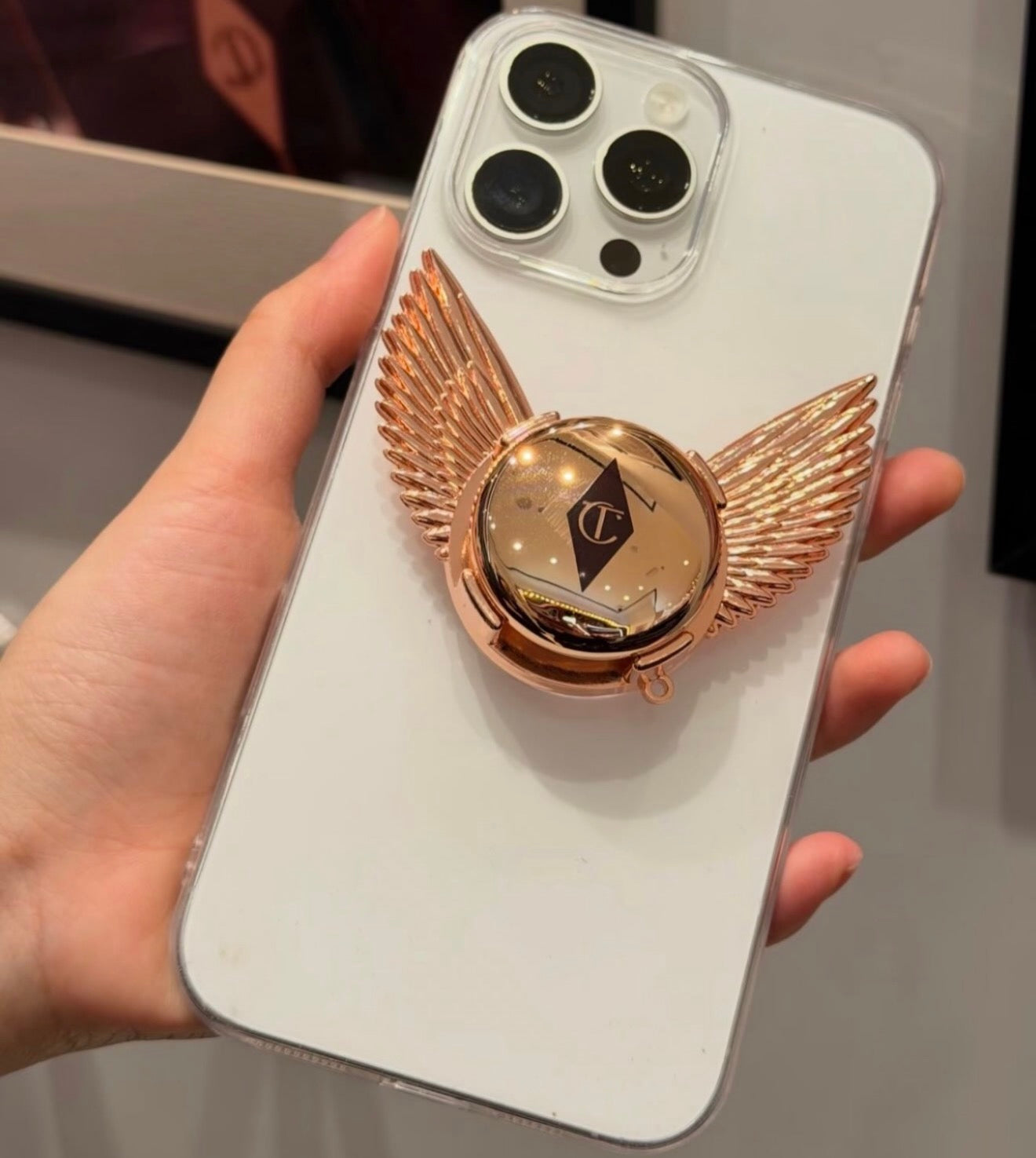 Charlotte Tilbury Winged Compact | Accesorio para movil