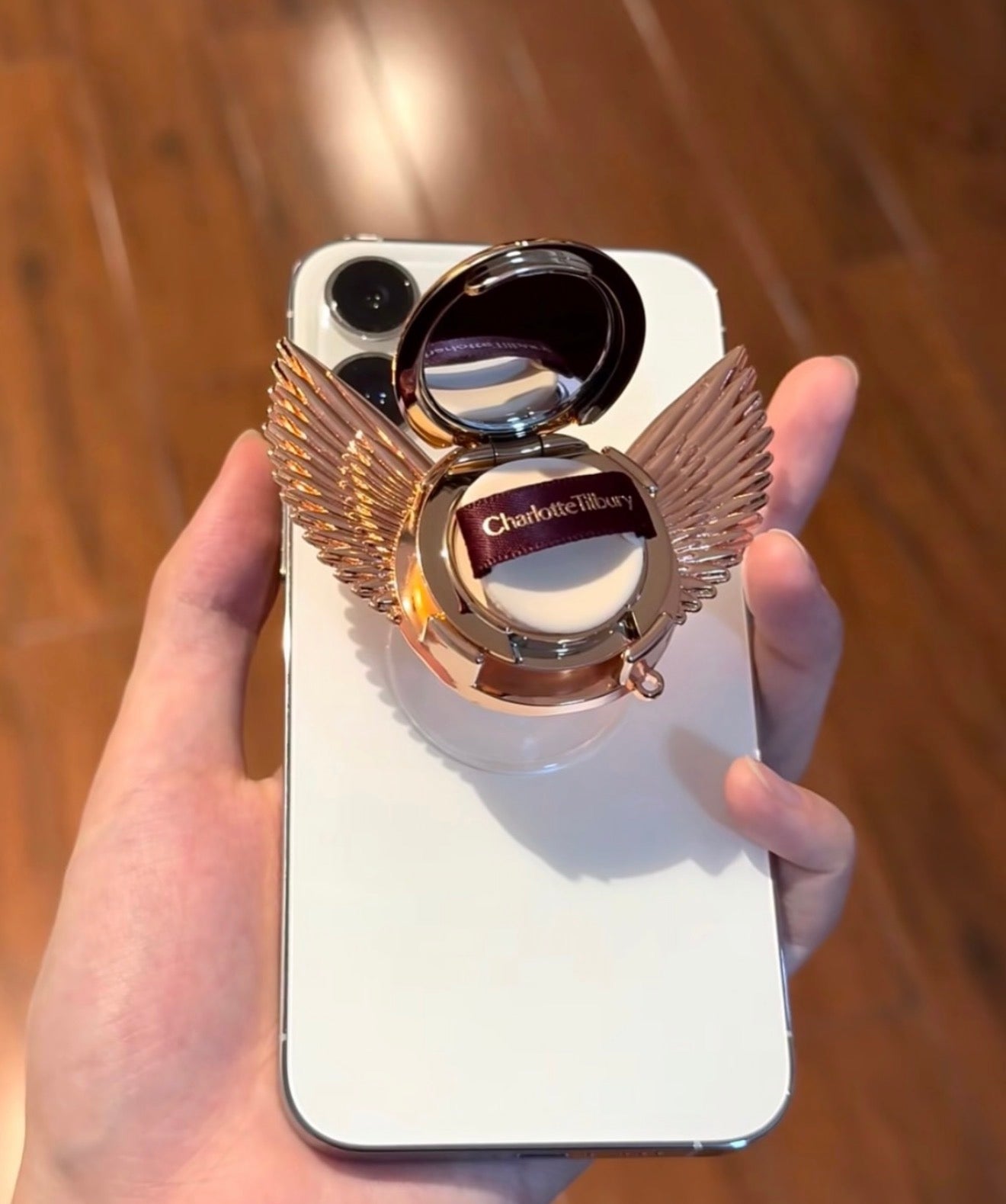 Charlotte Tilbury Winged Compact | Accesorio para movil