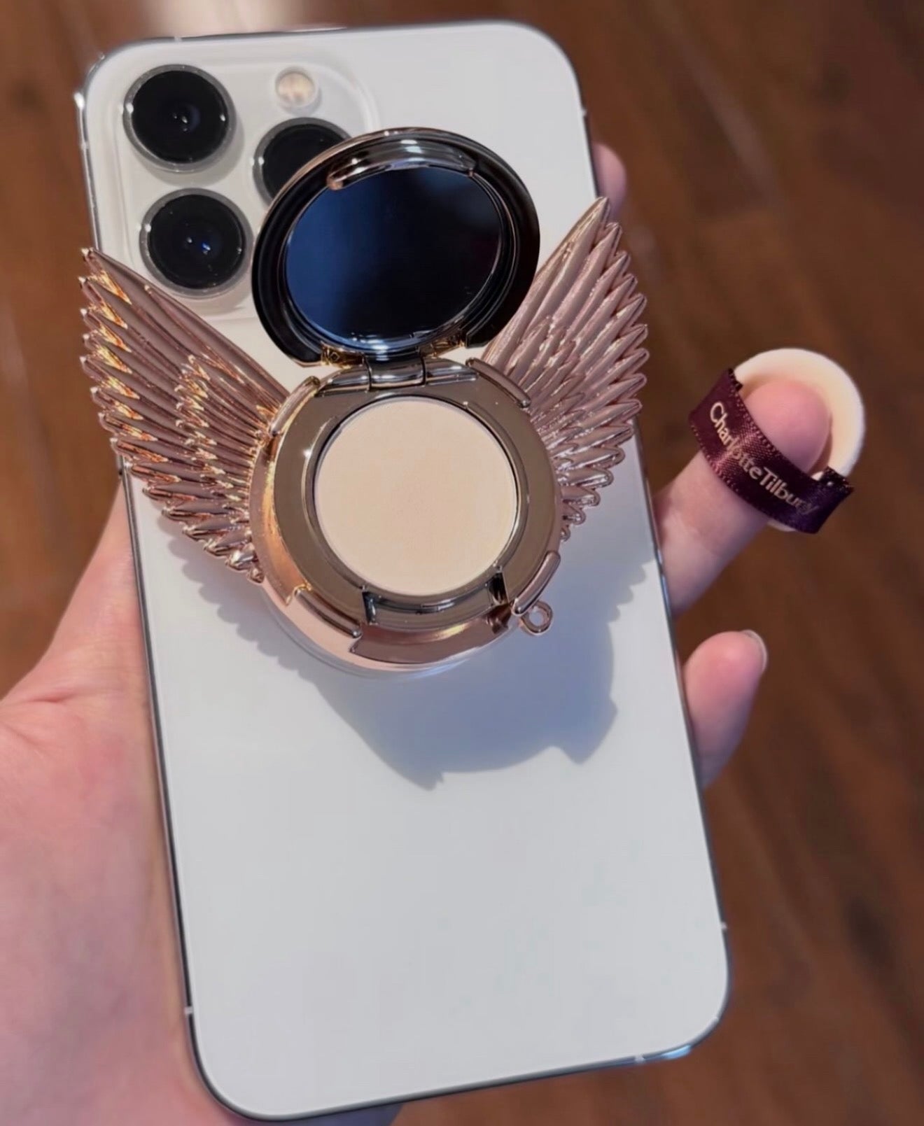 Charlotte Tilbury Winged Compact | Accesorio para movil